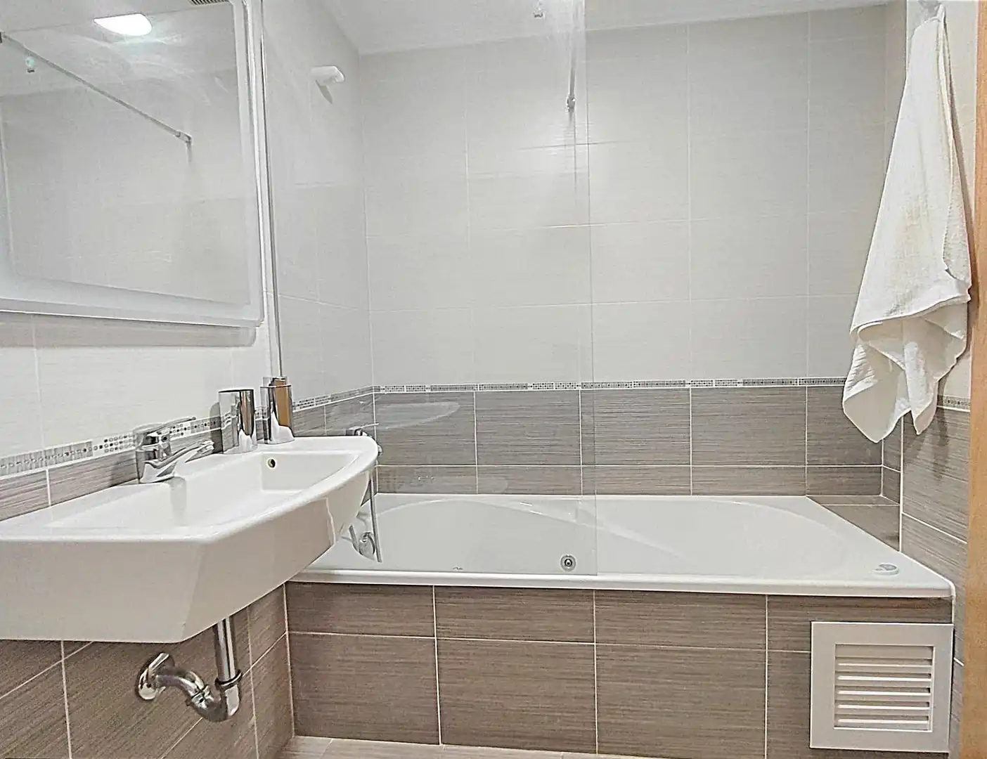 Baño de Piso en venta en Rianxo con Terraza y Amueblado