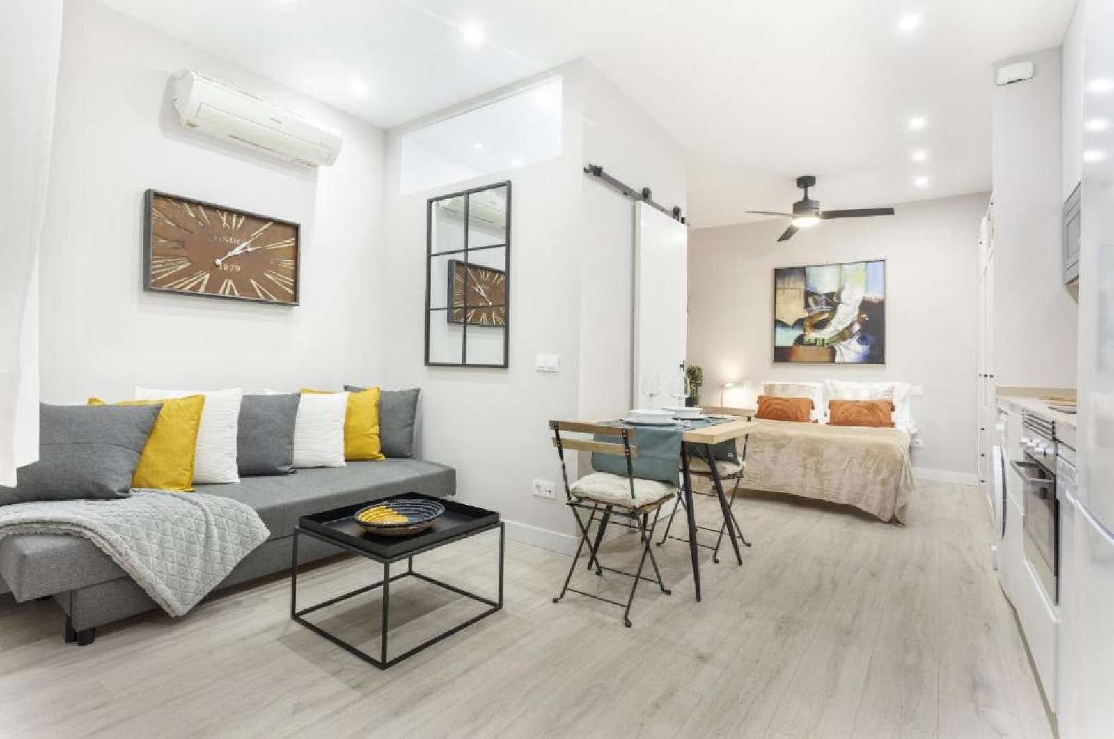 Bedroom of Study to share in  Madrid Capital  with Air Conditioner, Heating and Terrace
