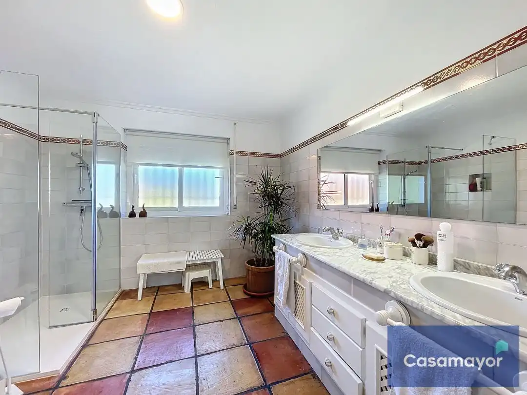 Bany de Casa o xalet en venda en Alicante / Alacant amb Calefacció, Jardí privat i Terrassa