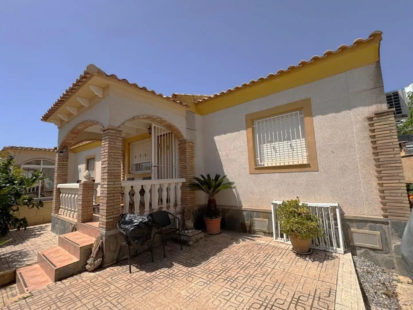 Vista exterior de Casa adosada en venda en Polop amb Aire condicionat, Jardí privat i Terrassa