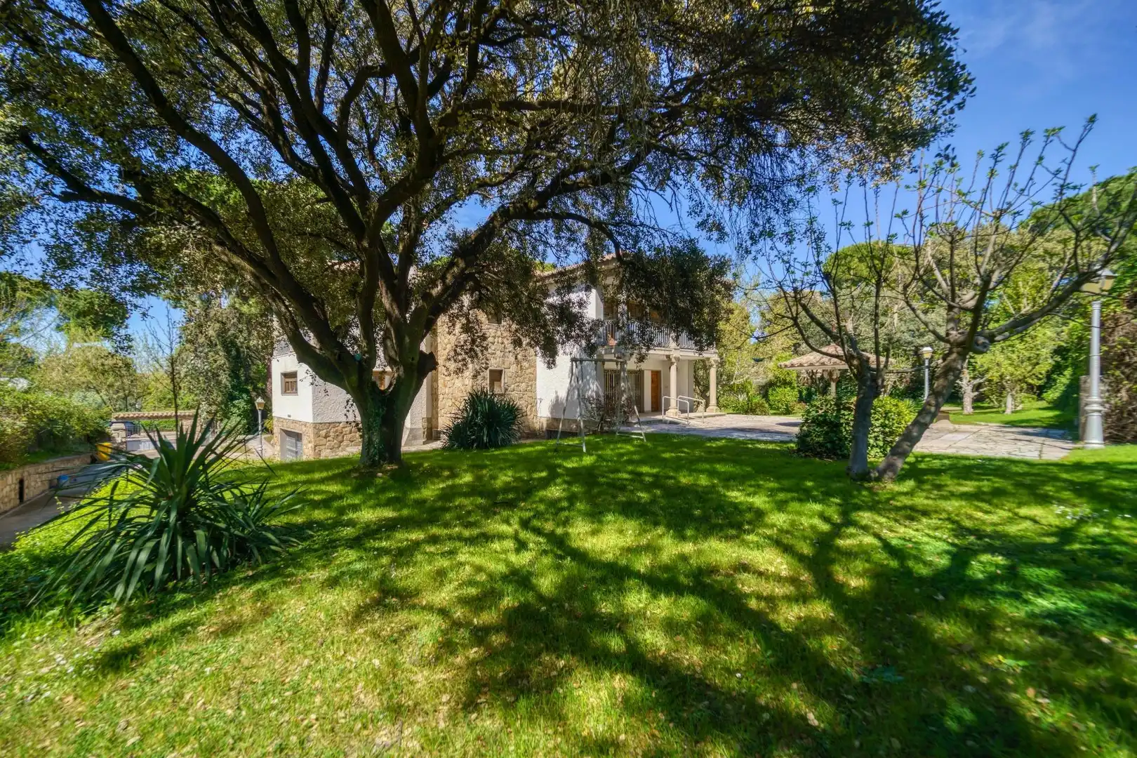 Vista exterior de Casa o xalet en venda en Pozuelo de Alarcón amb Calefacció, Jardí privat i Terrassa