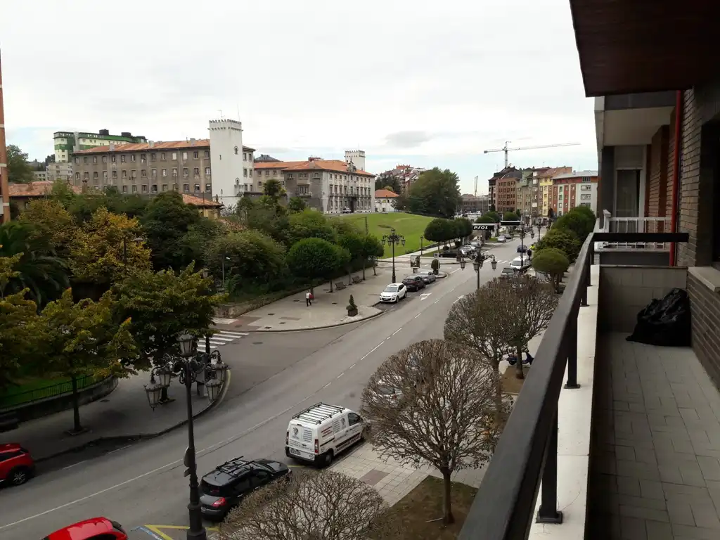 Vista exterior de Piso de alquiler en Oviedo  con Calefacción, Terraza y Amueblado
