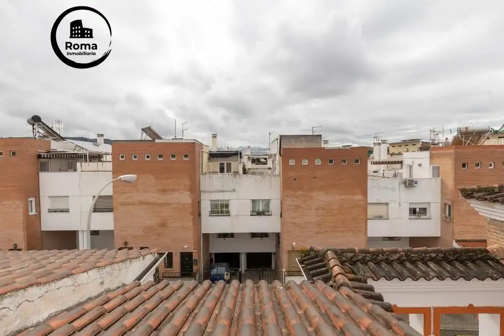 Vista exterior de Casa adosada en venda en Granada amb Terrassa i Piscina comunitària