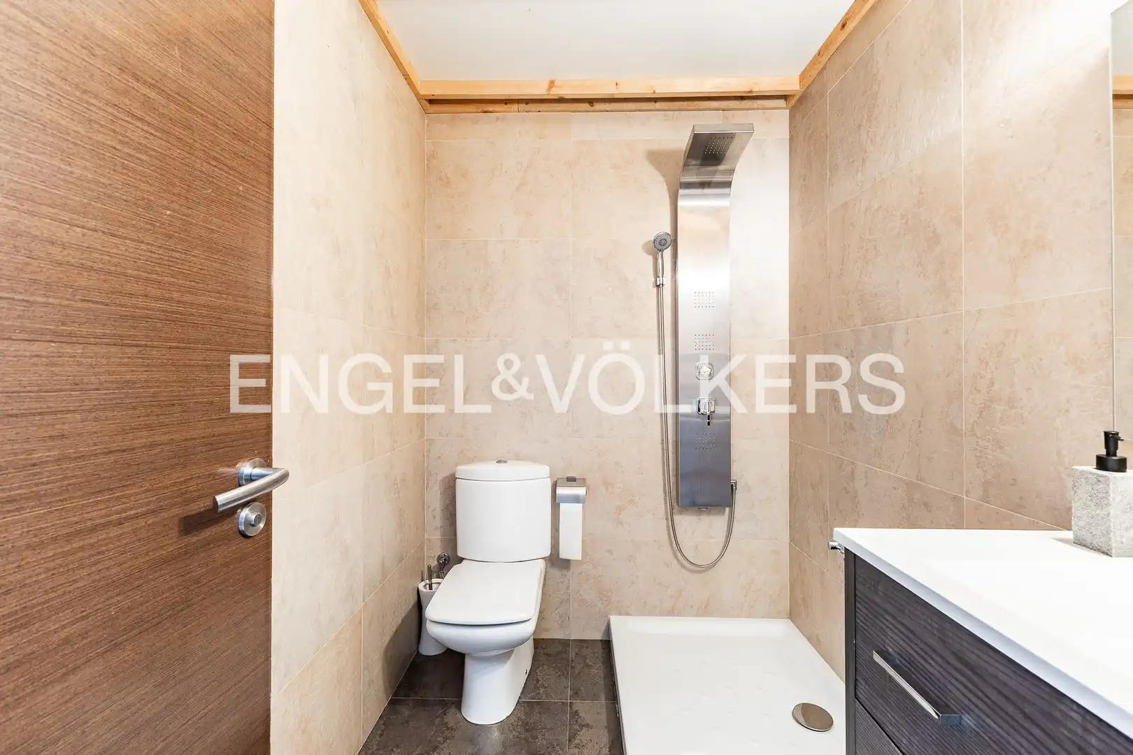 Baño de Casa adosada en venta en Barcelona con Aire acondicionado, Calefacción y Jardín privado