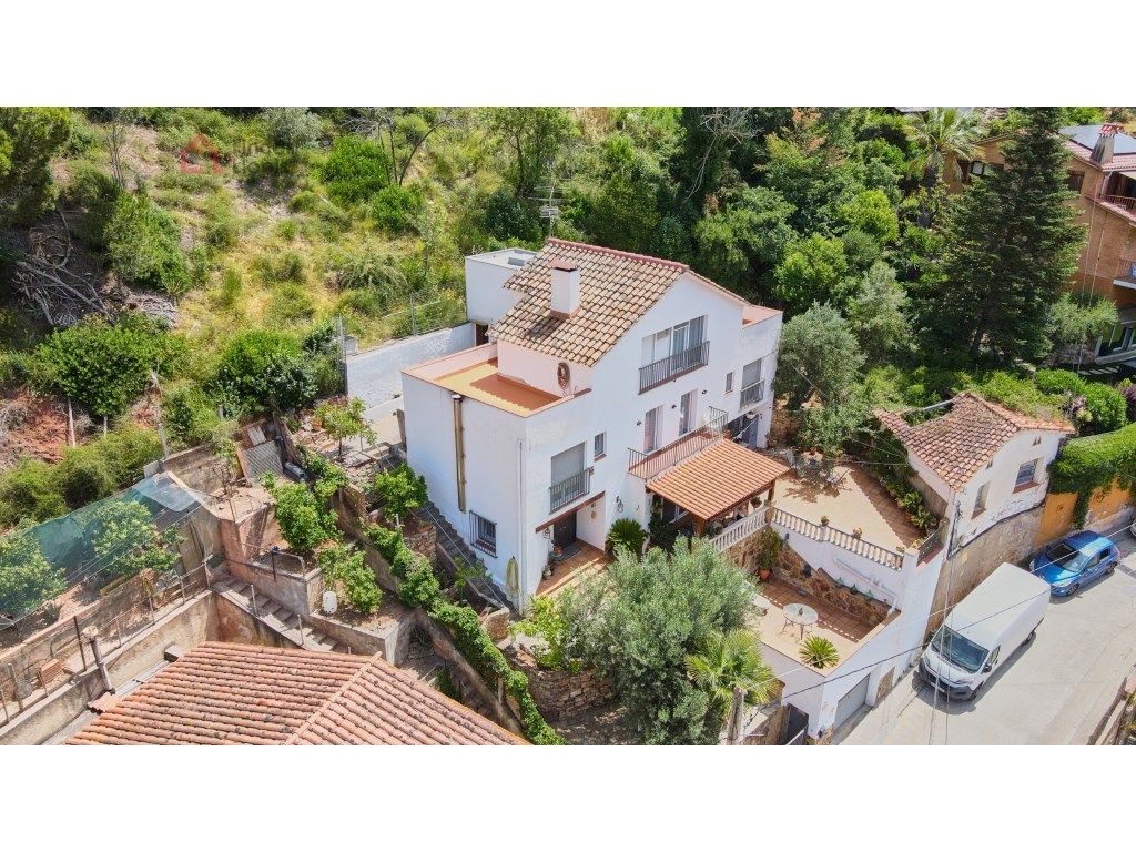 Vista exterior de Casa o xalet en venda en Gelida amb Calefacció, Jardí privat i Terrassa