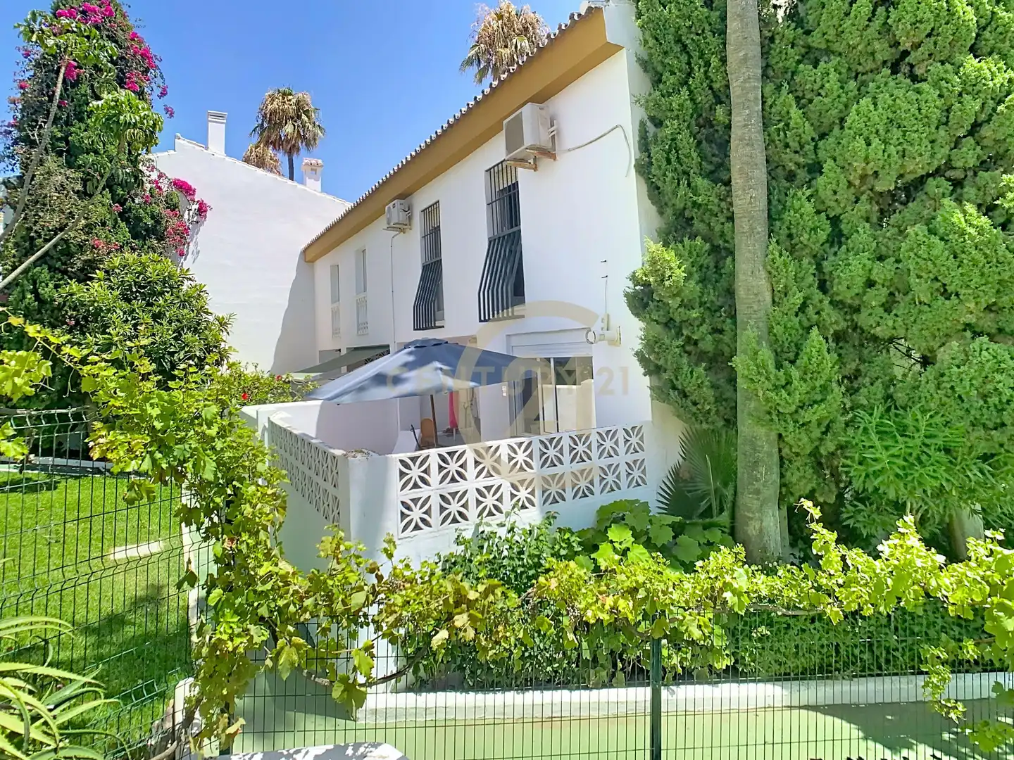 Vista exterior de Casa adosada en venda en Mijas amb Aire condicionat, Jardí privat i Piscina