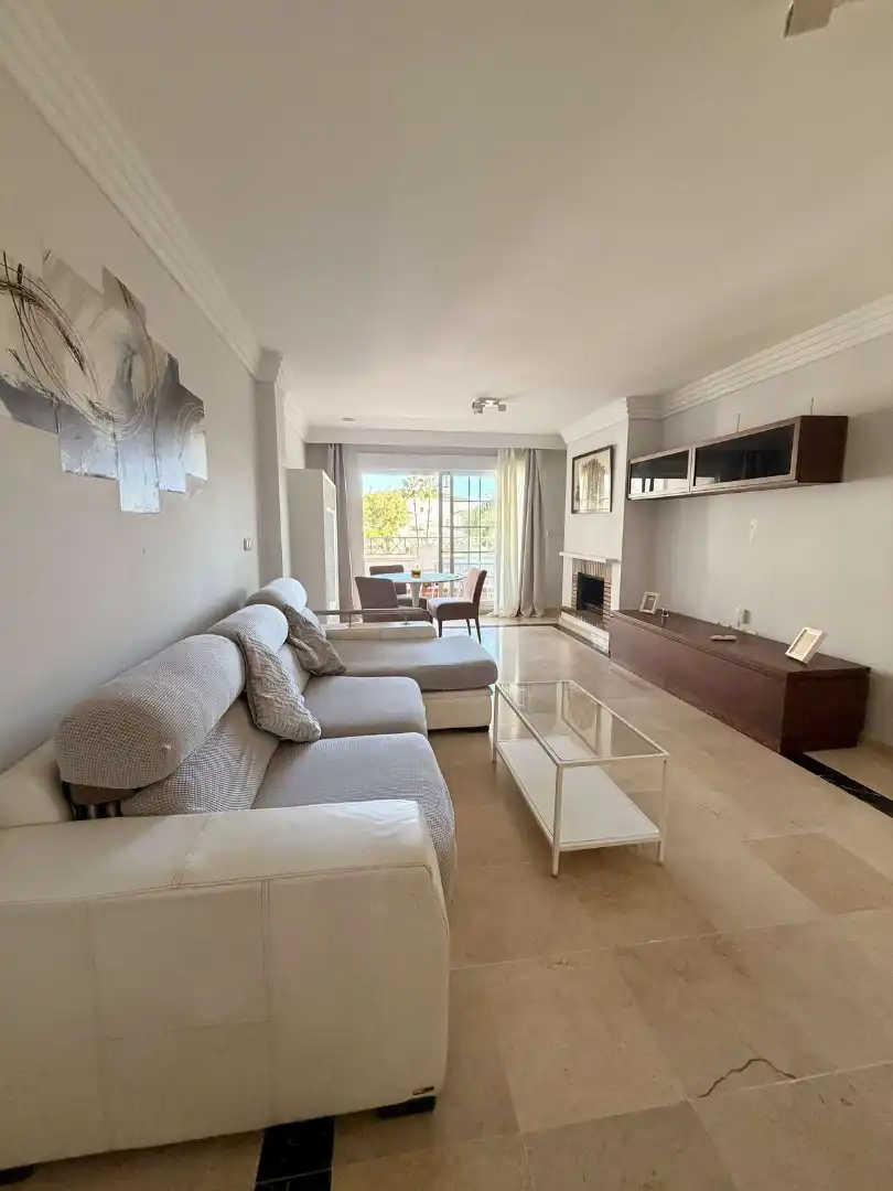 Sala de estar de Apartamento en venta en Marbella con Terraza, Amueblado y Piscina comunitaria