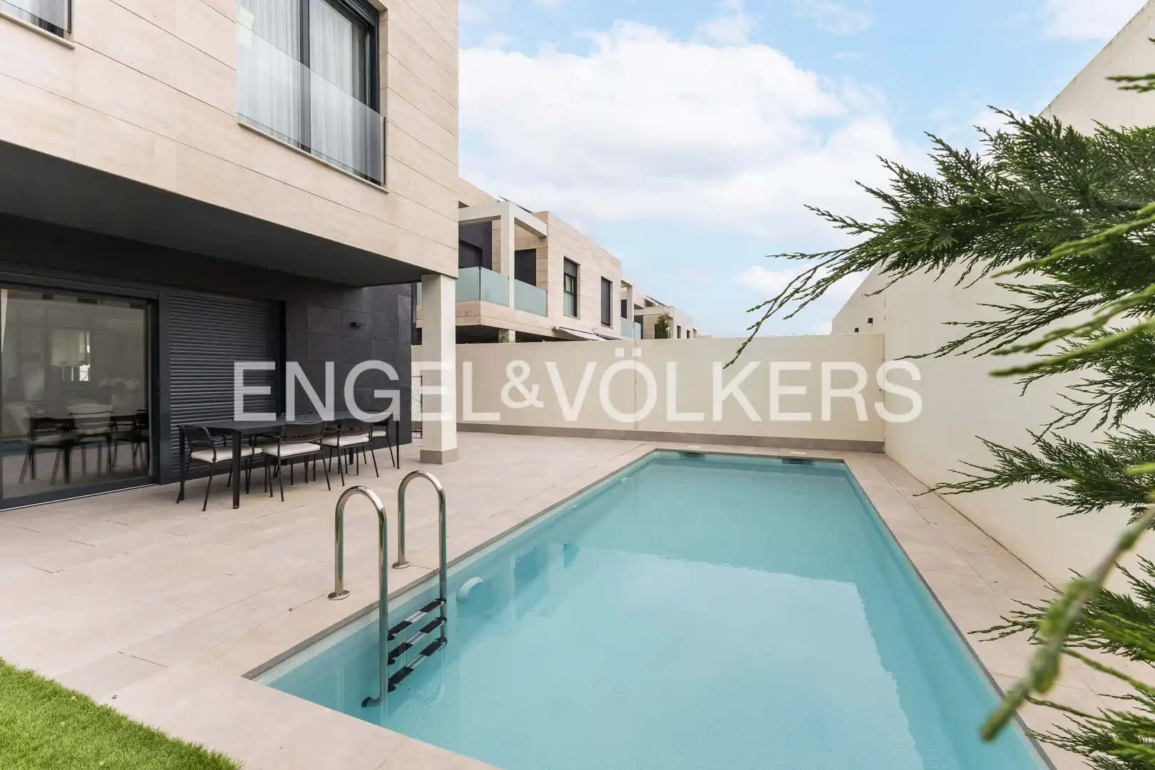 Piscina de Casa o xalet de lloguer en Madrid amb Aire condicionat, Calefacció i Jardí privat