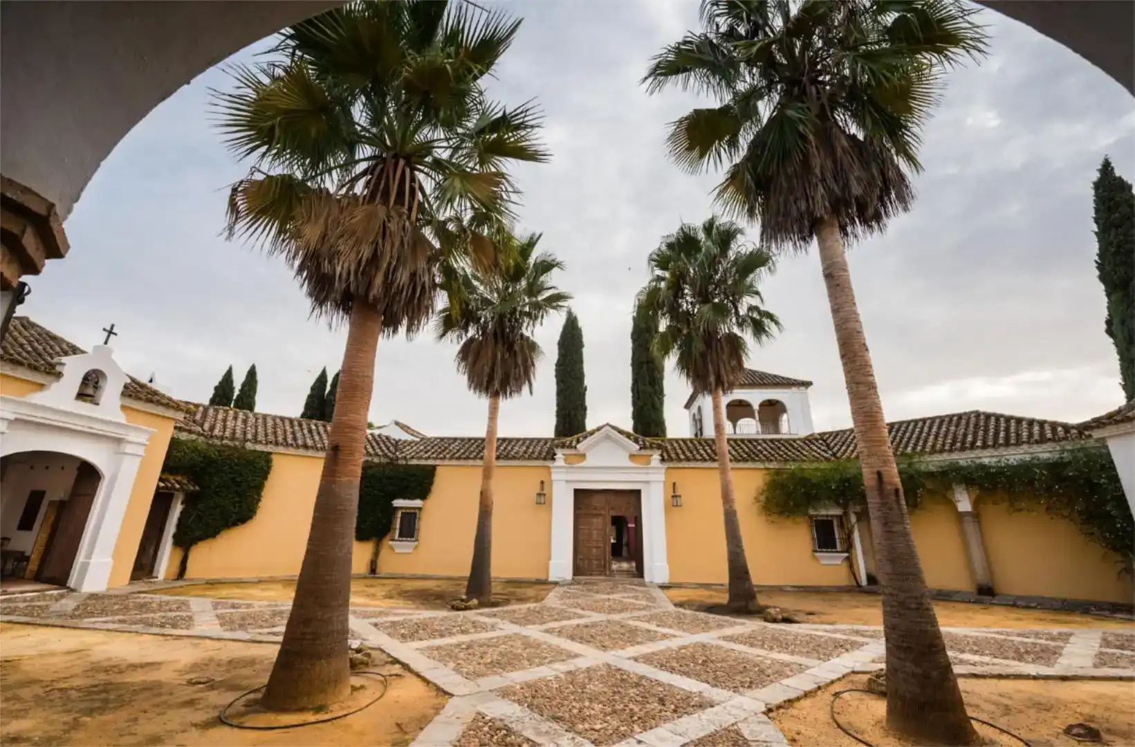 Vista exterior de Finca rústica en venda en Mairena del Aljarafe amb Aire condicionat, Jardí privat i Parquet