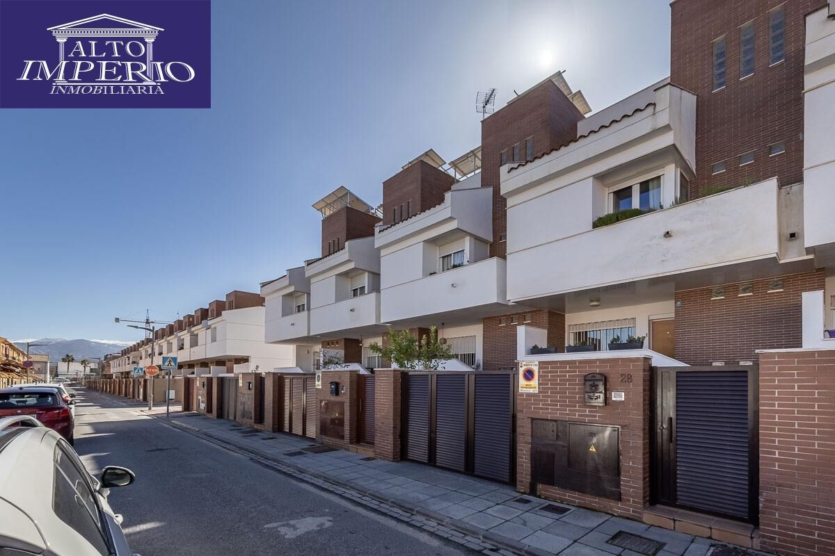 Vista exterior de Casa adosada en venda en Churriana de la Vega amb Aire condicionat, Calefacció i Terrassa