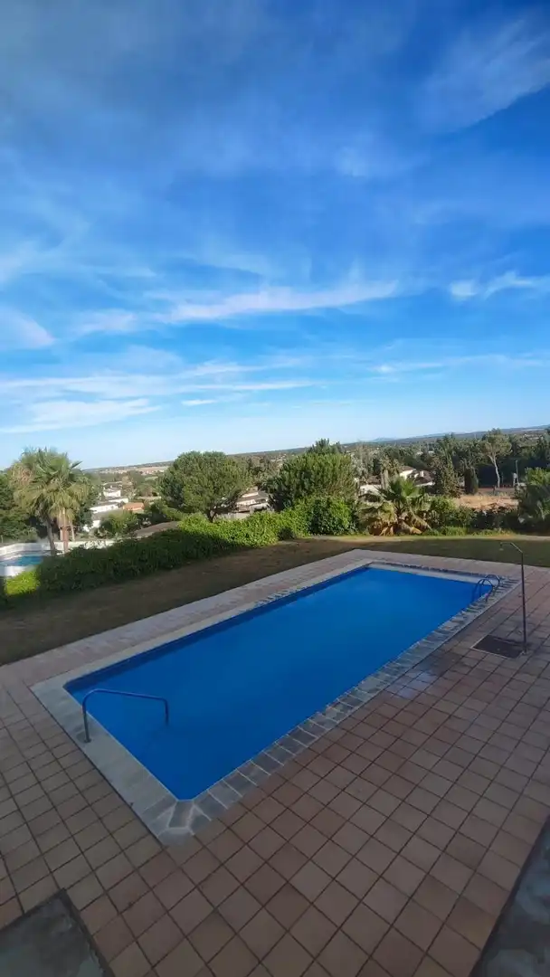 Piscina de Casa o xalet en venda en Badajoz amb Aire condicionat, Calefacció i Jardí privat