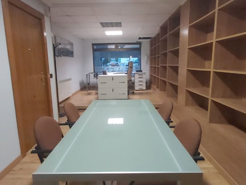 Oficina de lloguer en Oviedo  amb Calefacció