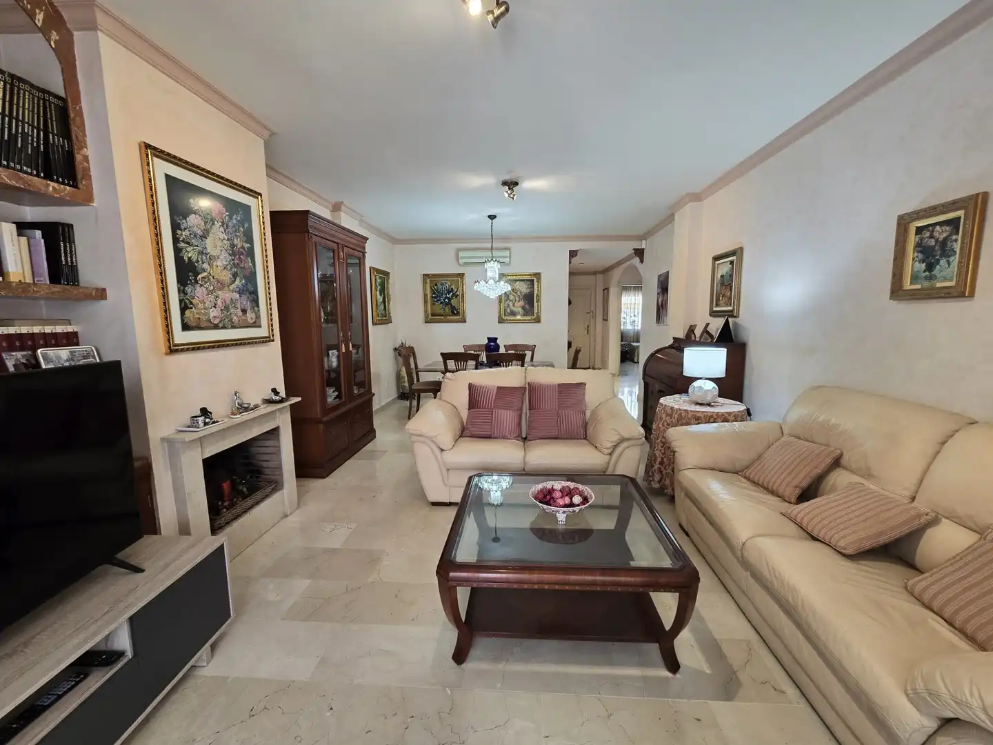 Sala de estar de Piso en venta en Marbella con Aire acondicionado, Terraza y Alarma