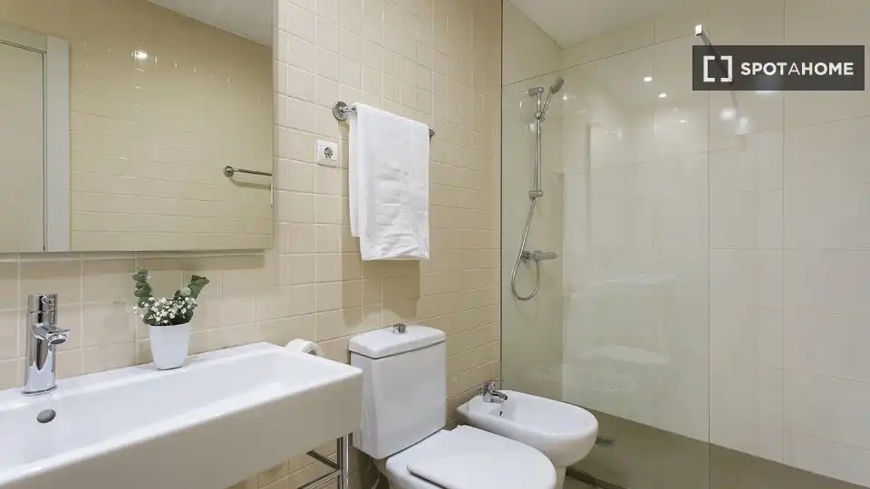 Bathroom of Flat for rent in Barcelona  with Air Conditioner, Heating and Furnished