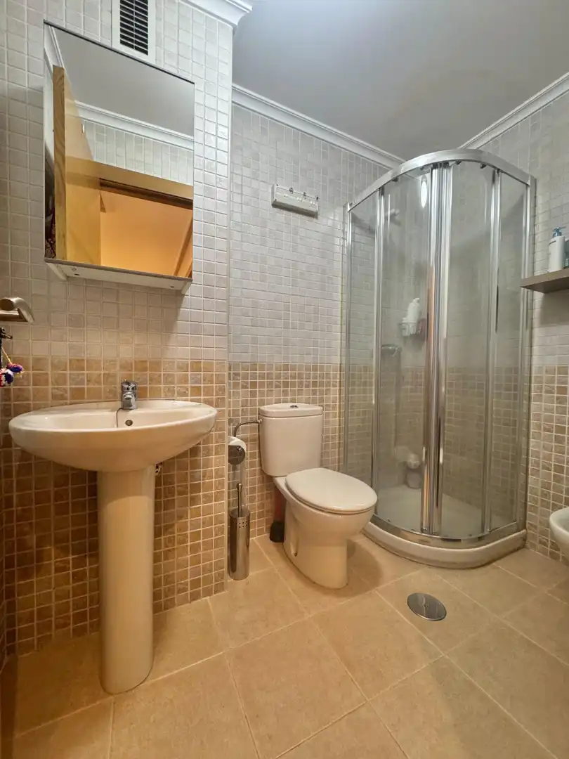 Baño de Piso en venta en Oviedo  con Calefacción