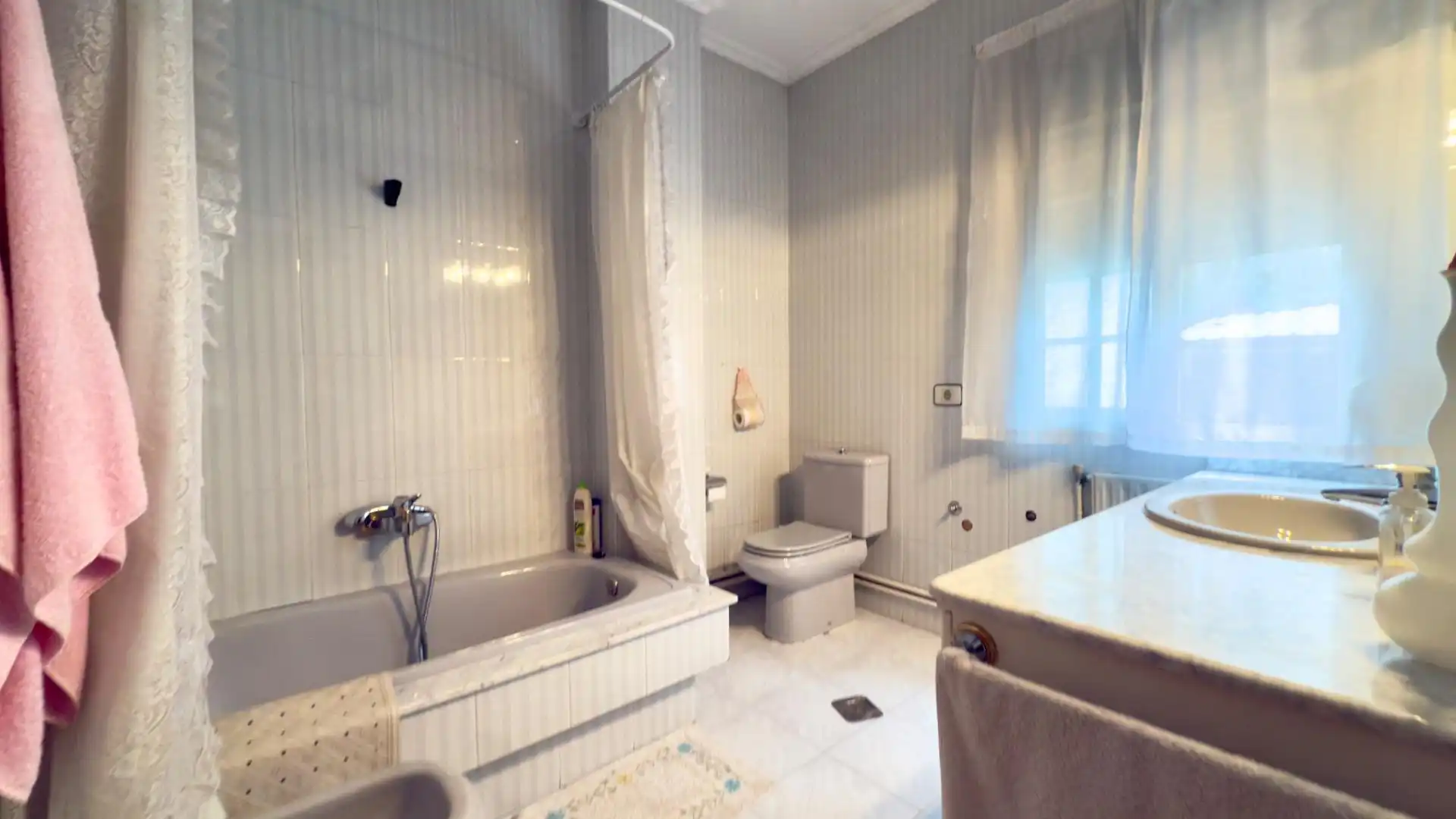 Bathroom of Houses for sale in Ourense Capital   with Private garden, Terrace and Furnished