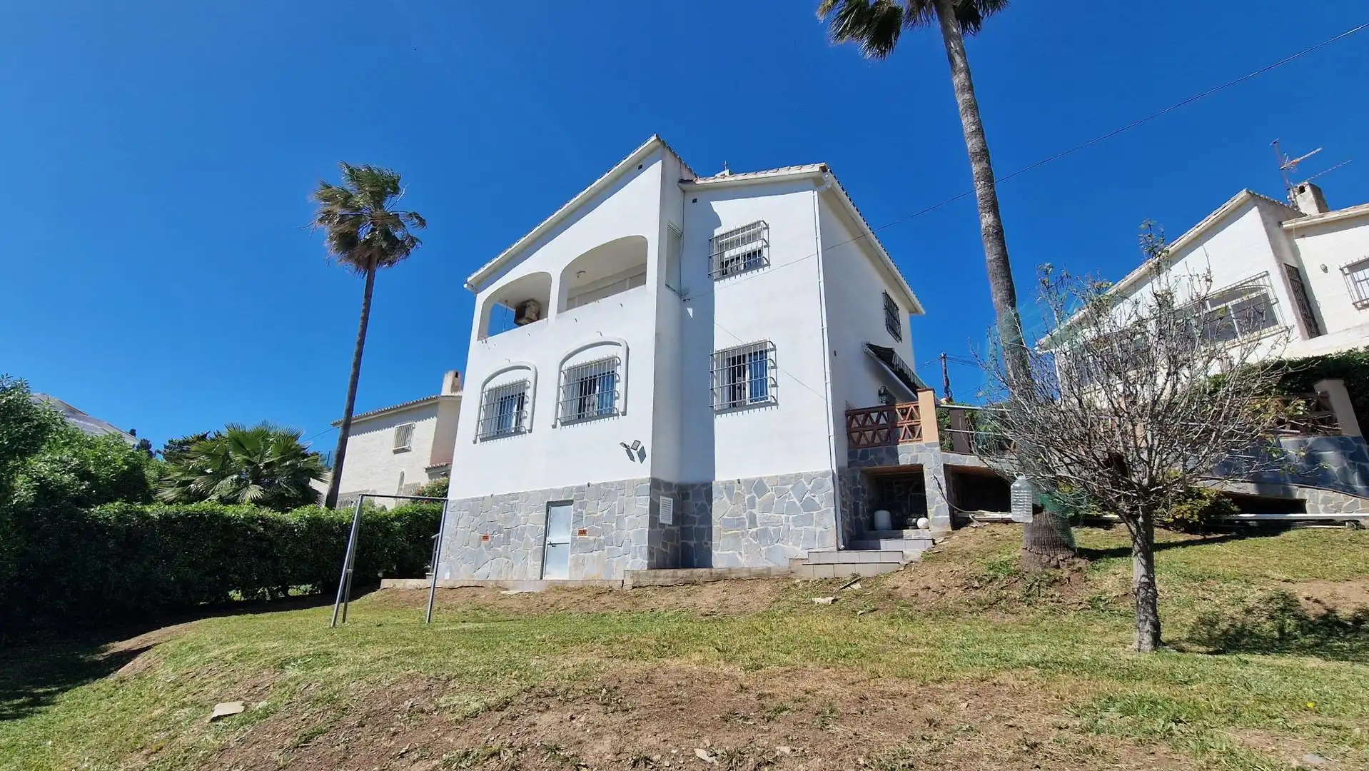 Vista exterior de Casa o xalet en venda en Mijas amb Aire condicionat, Jardí privat i Terrassa