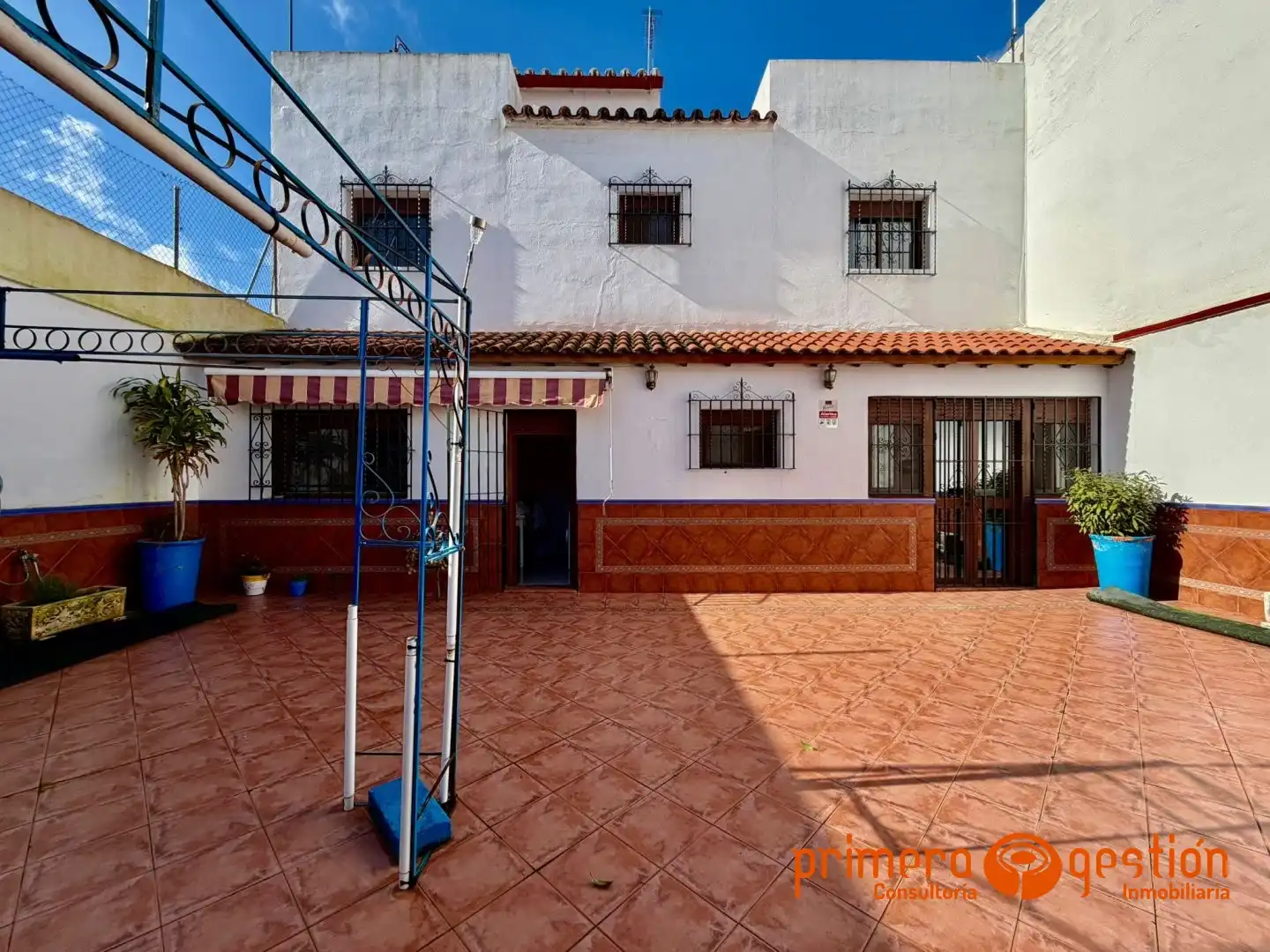 Vista exterior de Casa o xalet en venda en Lora del Río amb Aire condicionat i Calefacció