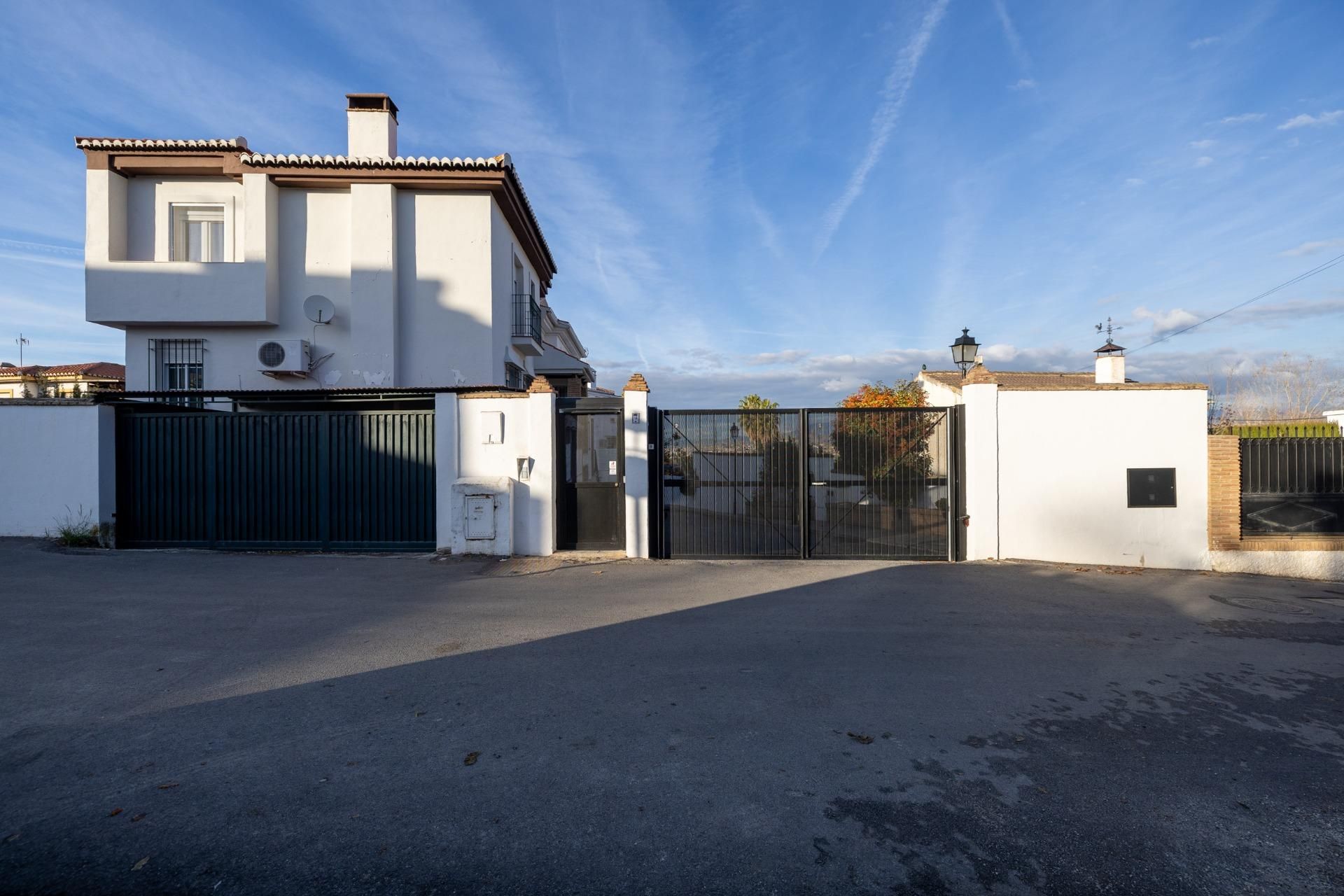 Vista exterior de Casa adosada en venda en Ogíjares amb Aire condicionat, Calefacció i Terrassa