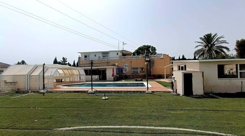 Impresionante chalet independiente con una gran piscina cubierta y un amplio jardín situado a las afueras de Rojales en una zona t