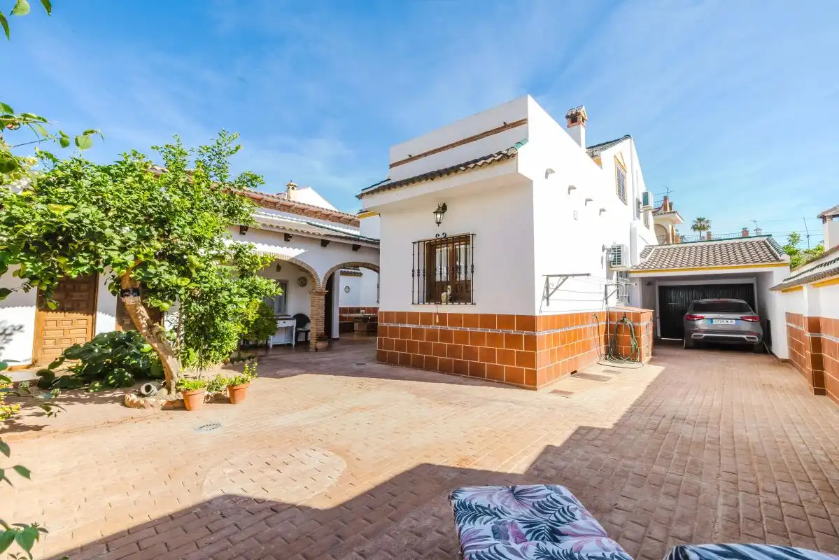 Vista exterior de Casa o xalet en venda en Málaga amb Aire condicionat i Calefacció