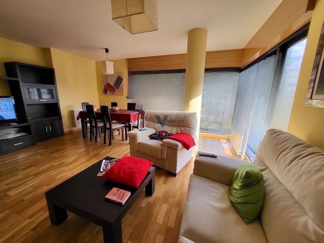 Sala d'estar de Pis en venda en Ourense Capital  amb Calefacció i Moblat