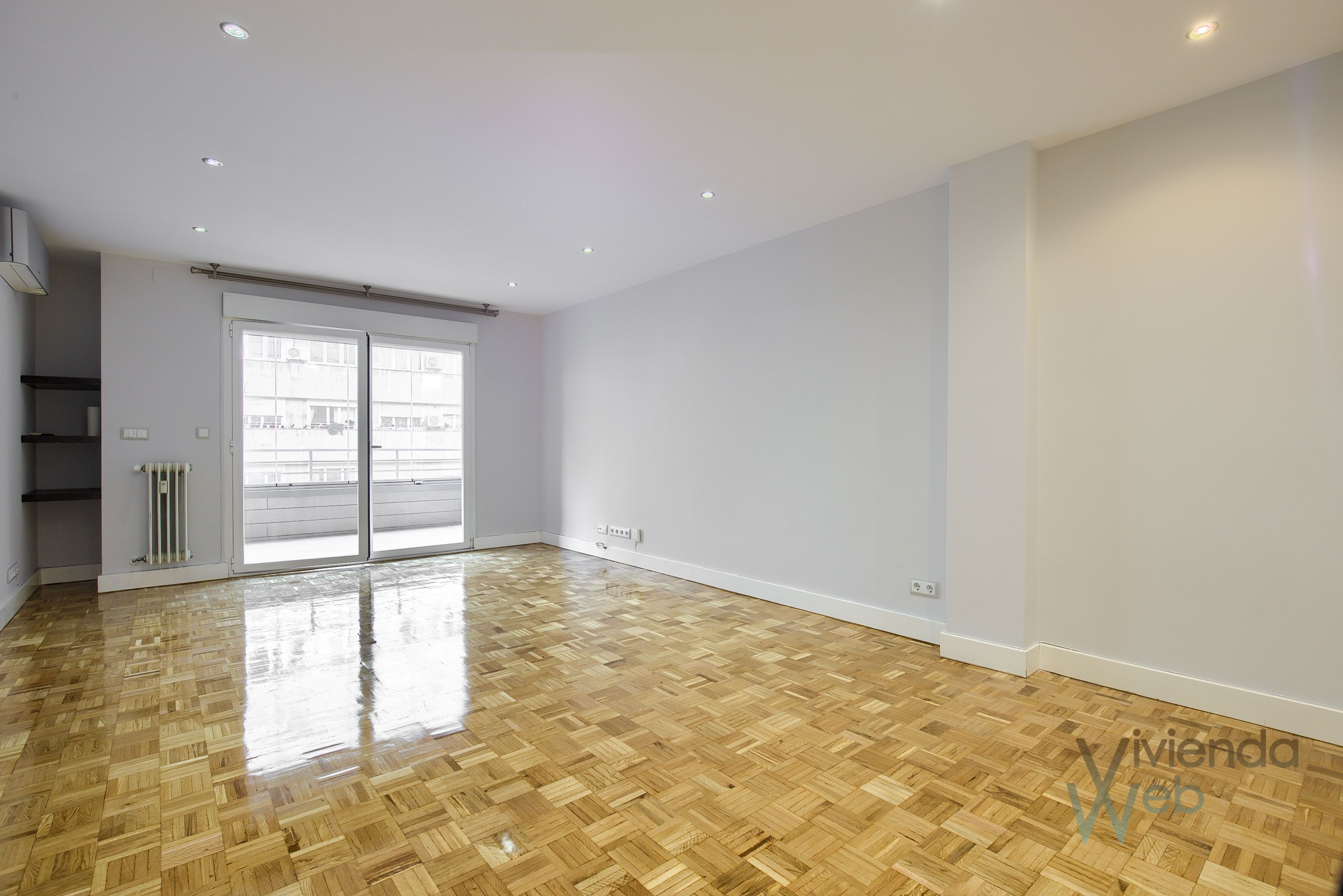 Living room of Flat to rent in  Madrid Capital  with Air Conditioner, Heating and Parquet flooring