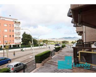Vista exterior de Pis de lloguer en Laredo amb Calefacció, Parquet i Terrassa