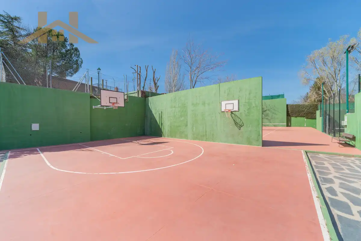 Parking of Detached homes for sale in Galapagar  with Air Conditioner, Heating and Private garden