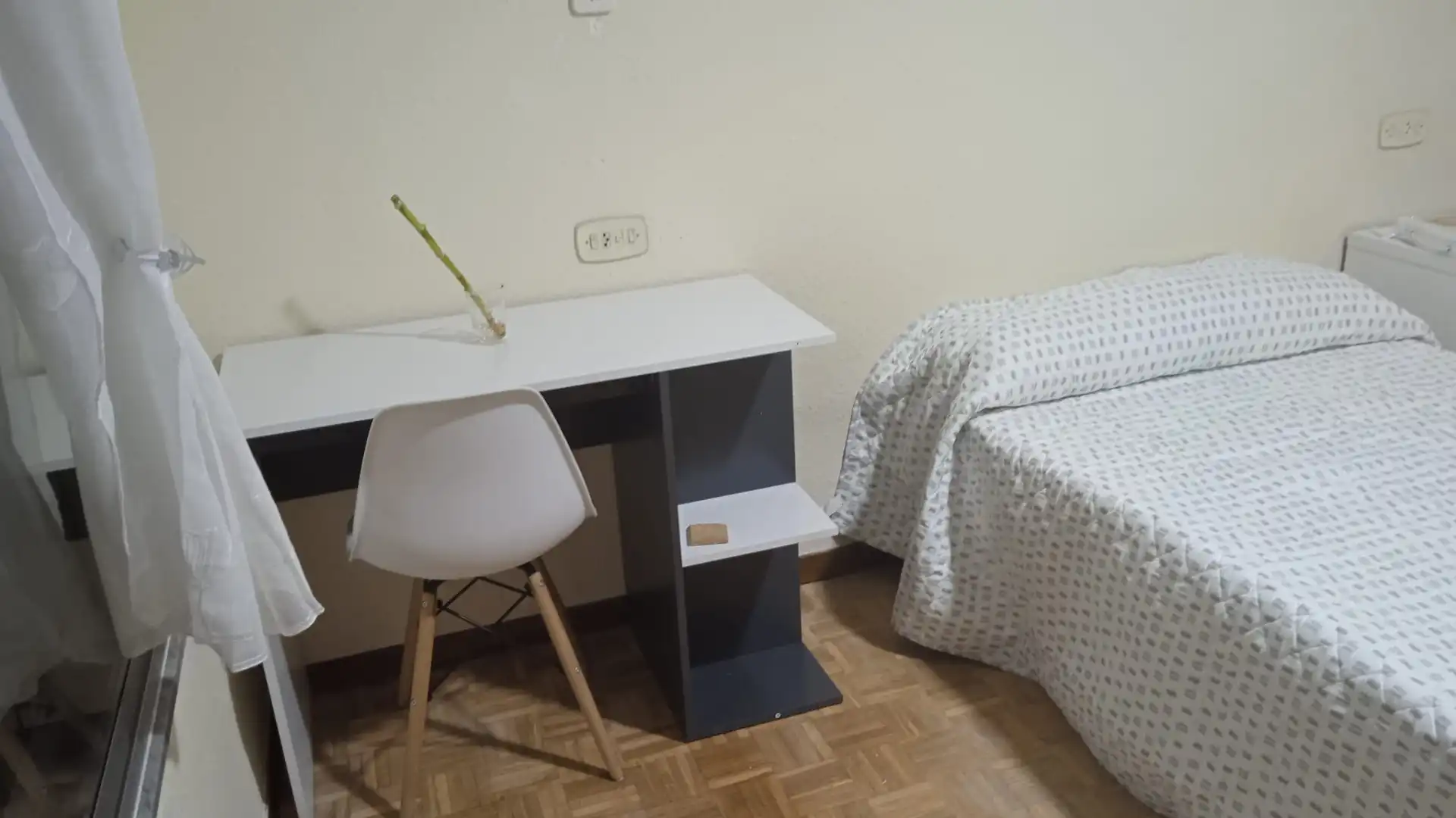 Schlafzimmer von Wohnung zur untervermieten in Salamanca mit Heizung, Parkett und Möbliert