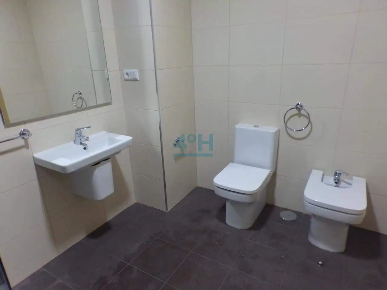 Bathroom of Apartments for rent in Ourense Capital   with Heating and Parquet flooring