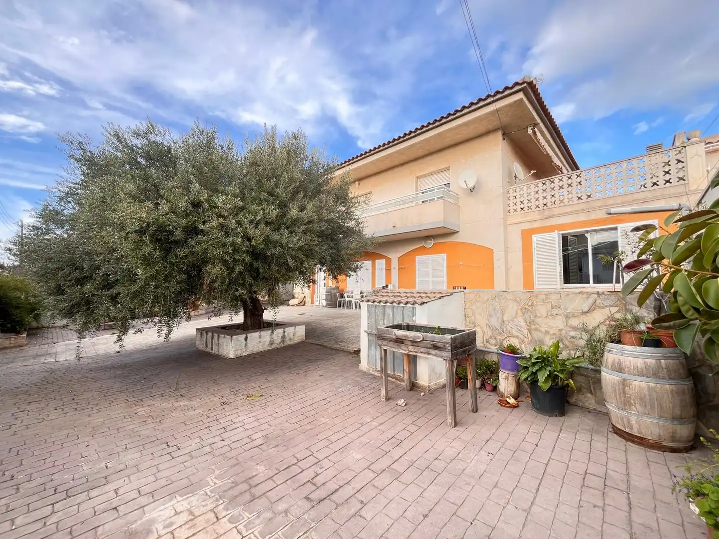 Vista exterior de Casa o chalet en venta en Vilanova i la Geltrú con Calefacción, Terraza y Piscina