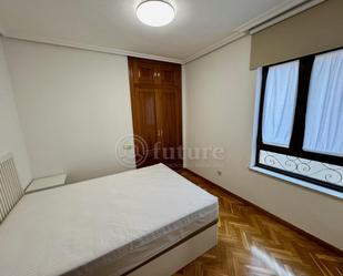 Dormitori de Apartament de lloguer en Salamanca Capital amb Calefacció, Parquet i Moblat