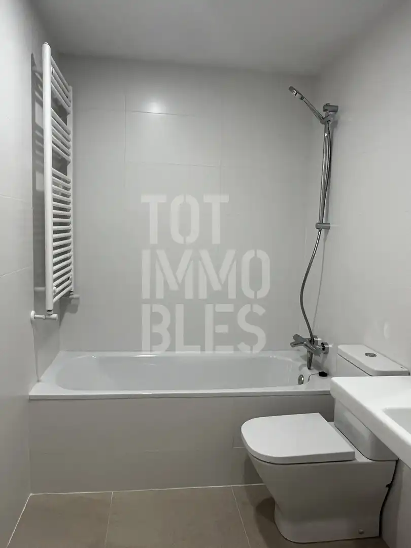 Badezimmer von Wohnung zur Miete in Girona mit Klimaanlage, Heizung und Schwimmbad
