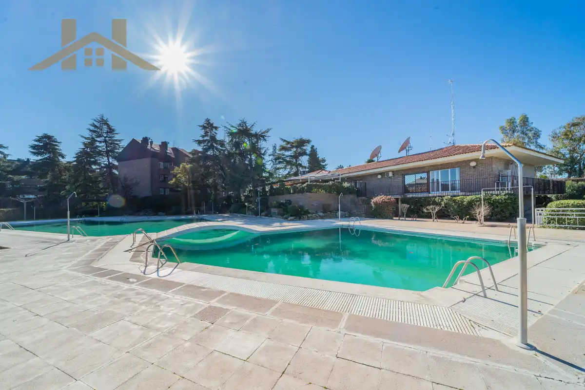 Piscina de Pis en venda en Majadahonda amb Aire condicionat, Calefacció i Terrassa