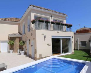 Vista exterior de Casa o xalet en venda en Marbella amb Terrassa i Piscina