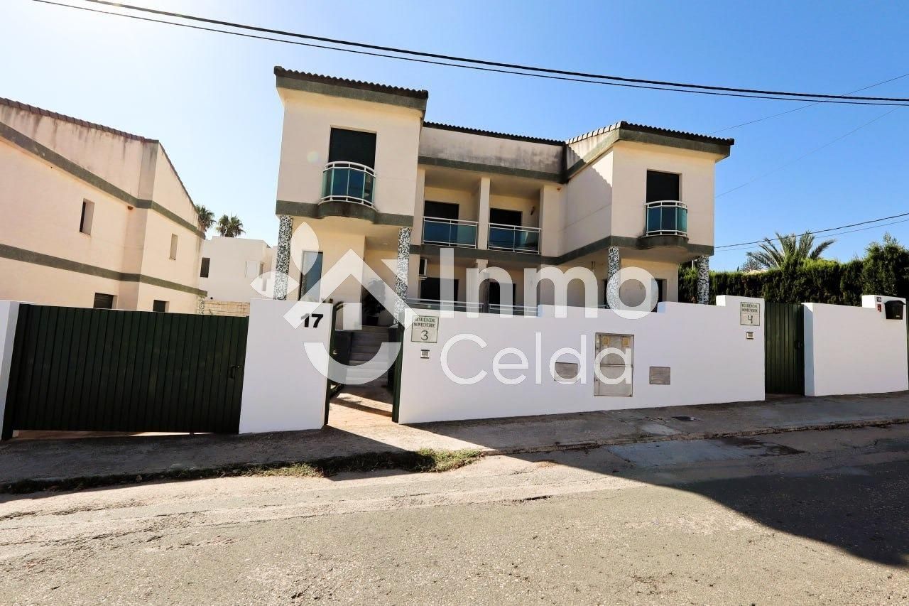 Vista exterior de Casa adosada en venda en Chiva amb Aire condicionat, Calefacció i Terrassa
