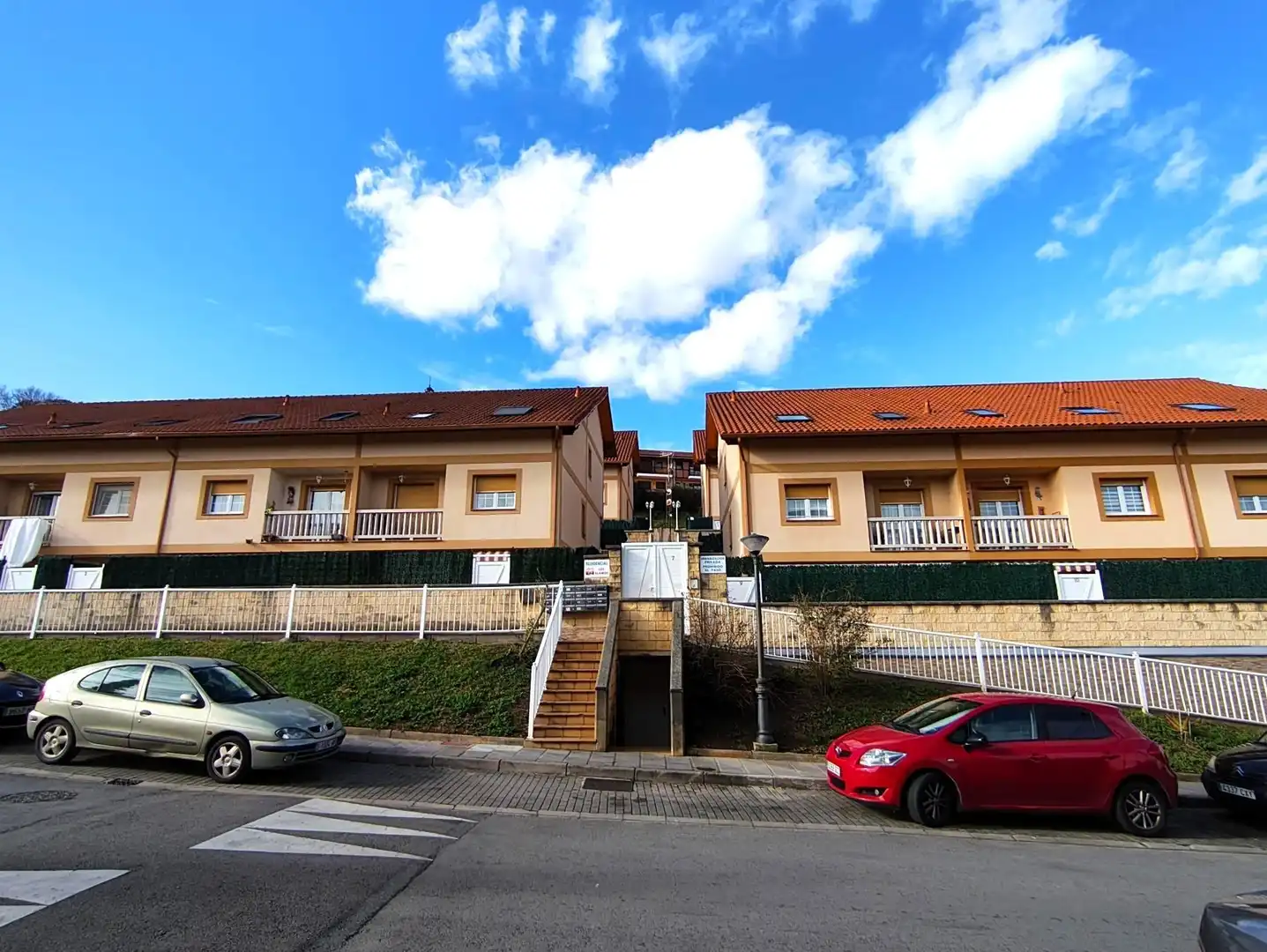 Vista exterior de Casa adosada en venta en Medio Cudeyo con Calefacción, Jardín privado y Terraza