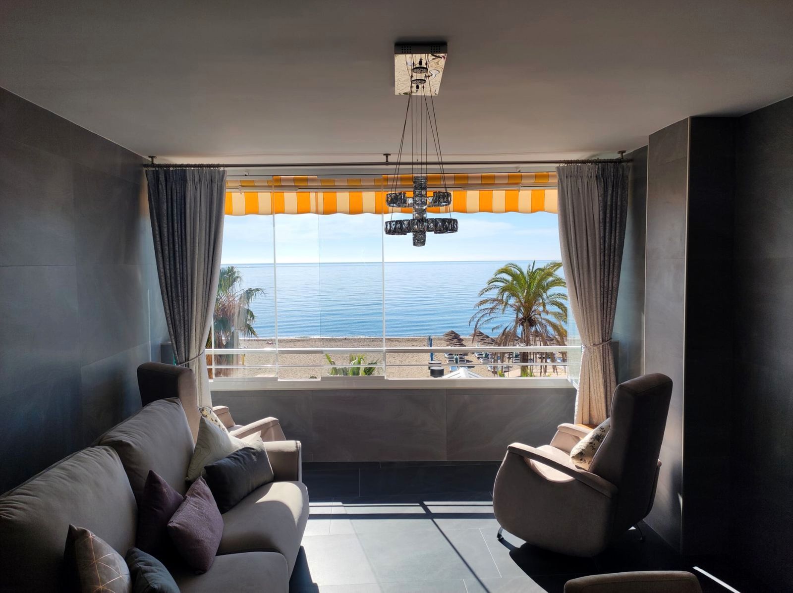 Sala d'estar de Apartament en venda en Fuengirola amb Aire condicionat