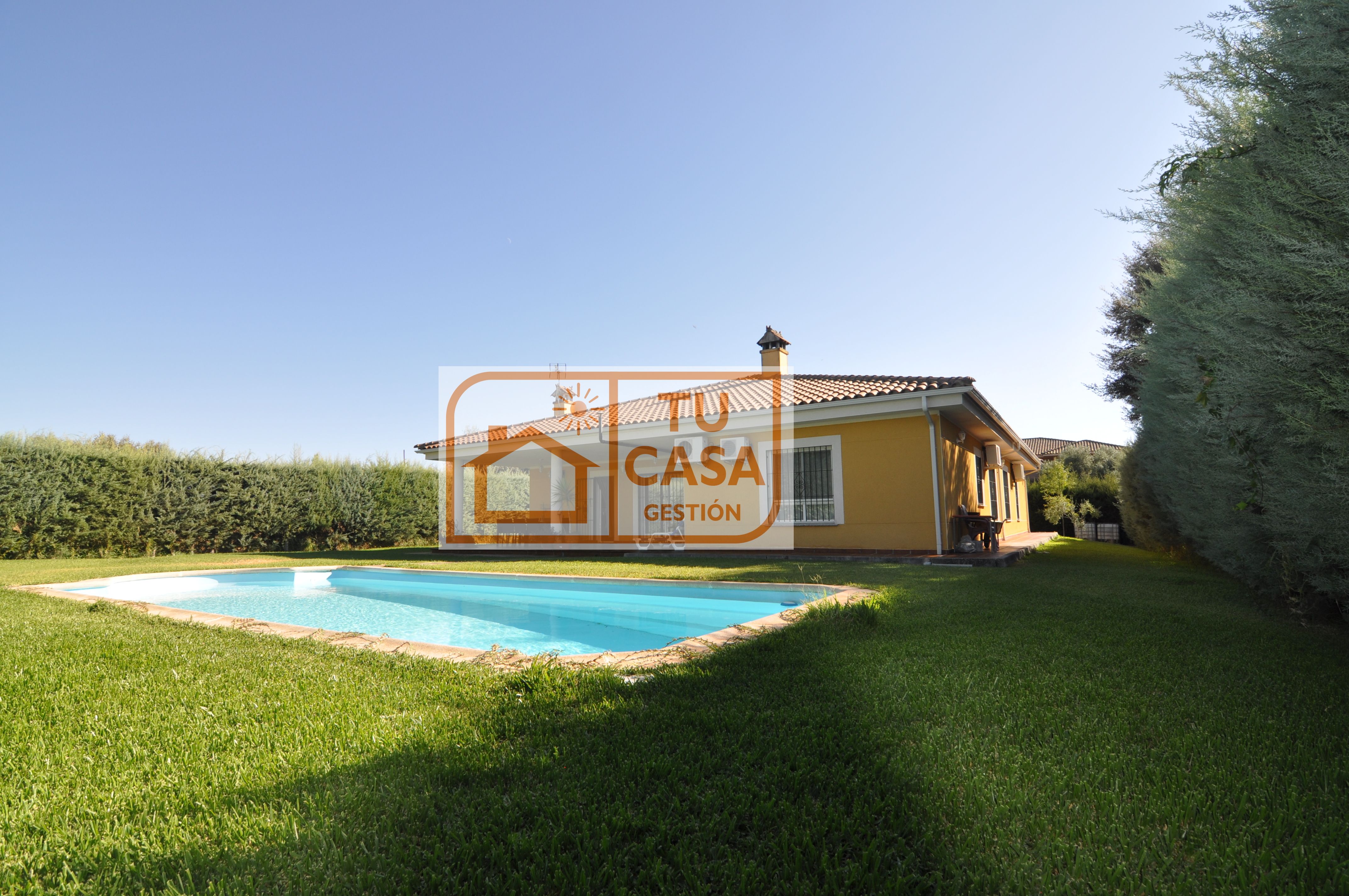 Vista exterior de Casa o xalet en venda en Cáceres Capital amb Aire condicionat, Calefacció i Jardí privat