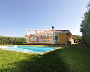 Vista exterior de Casa o xalet en venda en Cáceres Capital amb Aire condicionat, Terrassa i Piscina