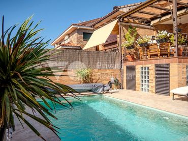 Casa aparellada amb piscina en venda a Villanueva de la Cañada ciudad