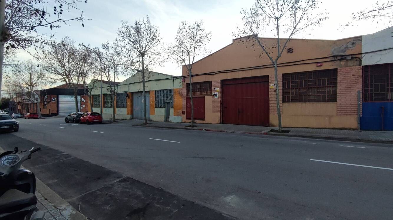 Vista exterior de Nau industrial en venda en Sabadell