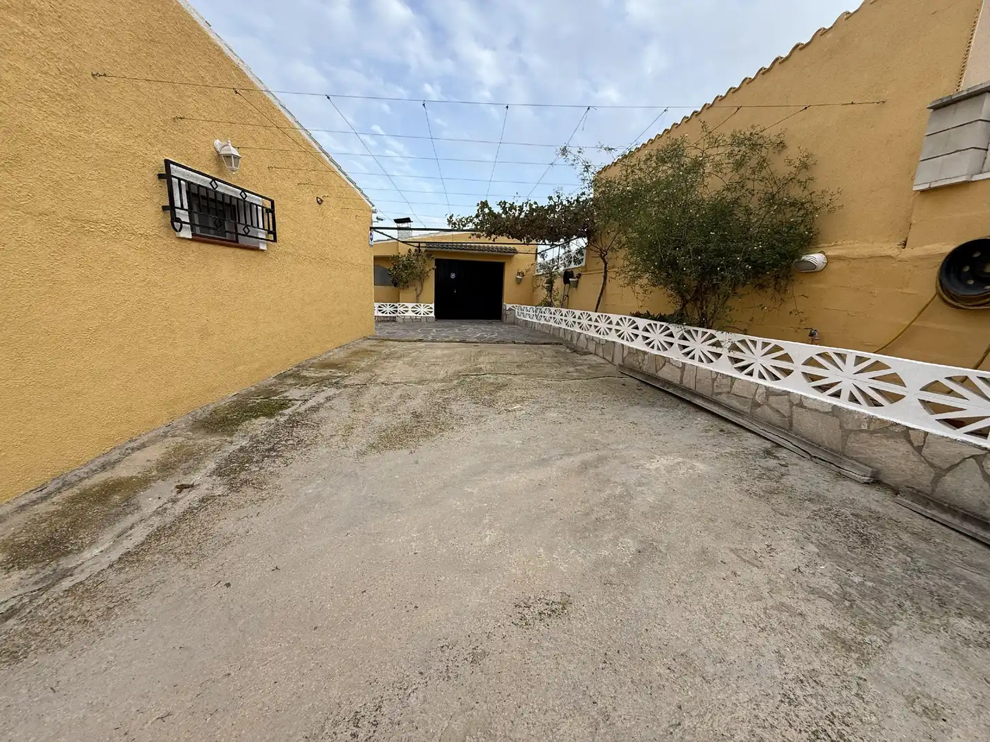 Vista exterior de Casa o chalet en venta en La Bisbal del Penedès con Jardín privado y Piscina