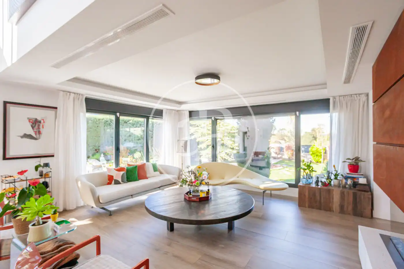 Sala d'estar de Casa o xalet en venda en Las Rozas de Madrid amb Aire condicionat, Calefacció i Jardí privat