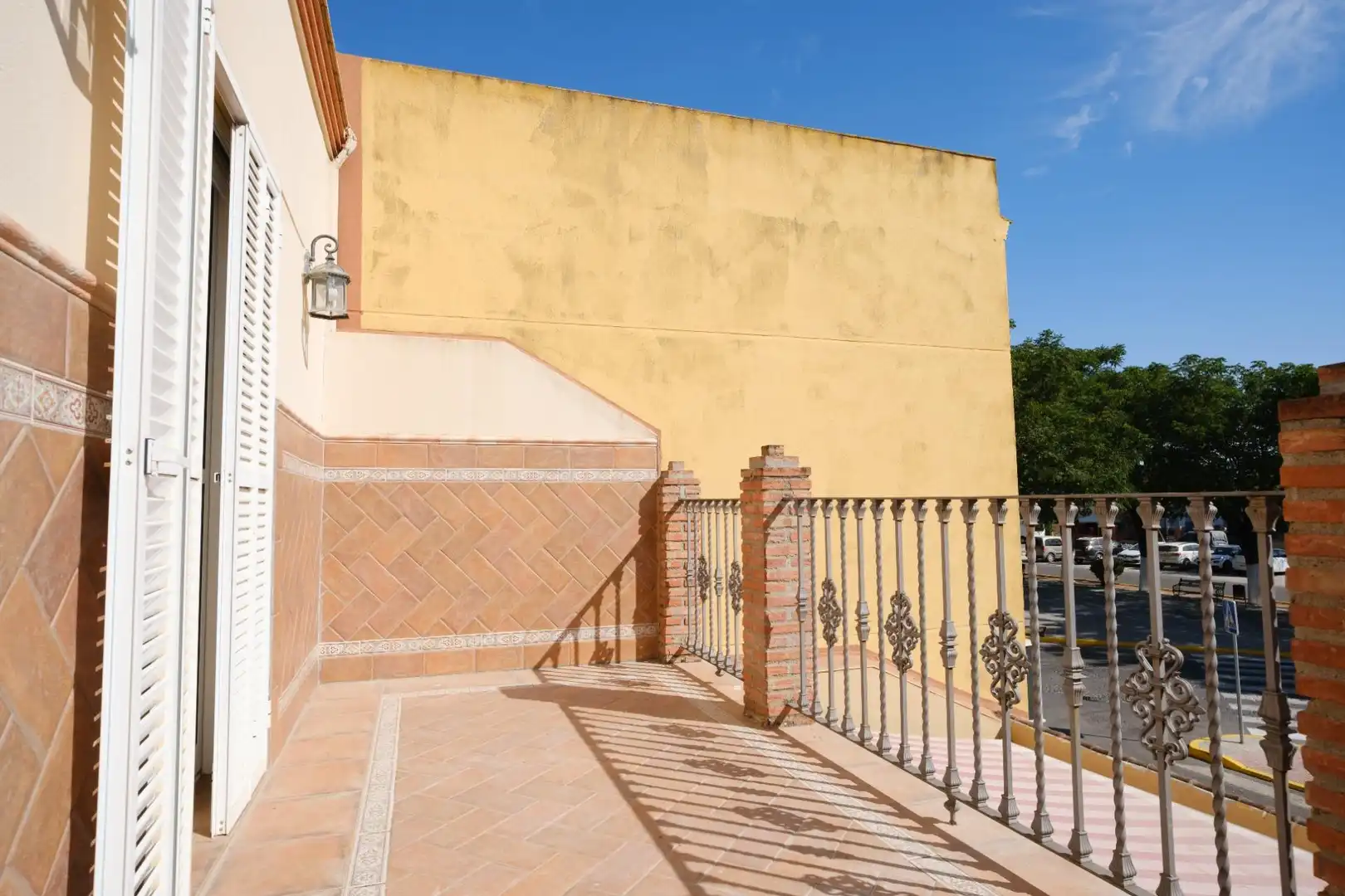 Terrasse von Einfamilien-Reihenhaus zum Verkauf in La Algaba mit Klimaanlage, Heizung und Terrasse