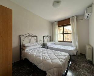 Dormitori de Apartament per a compartir en  Granada Capital amb Moblat, Forn i Microones