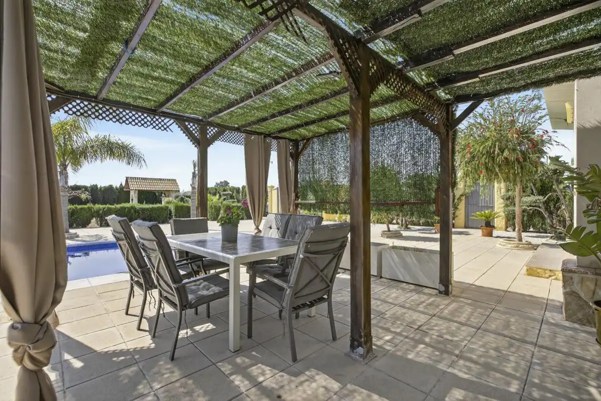 Terrassa de Casa o xalet en venda en Lora del Río amb Aire condicionat, Calefacció i Jardí privat