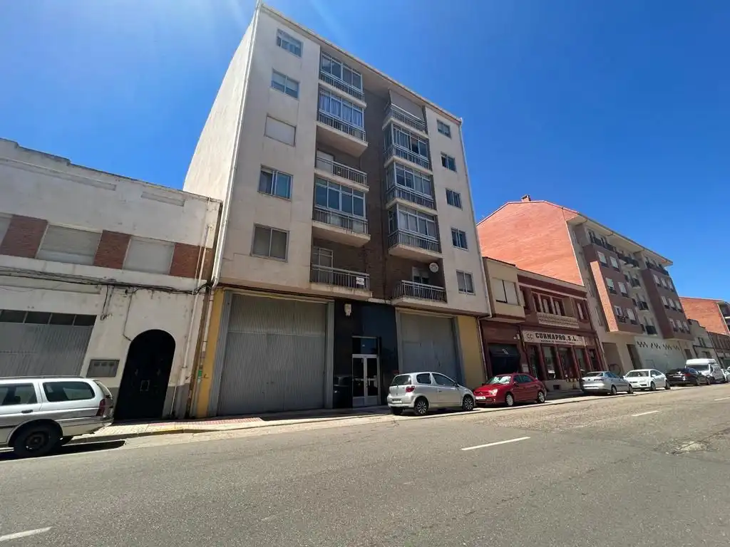 Business premises for sale in Benavente, imagen 3