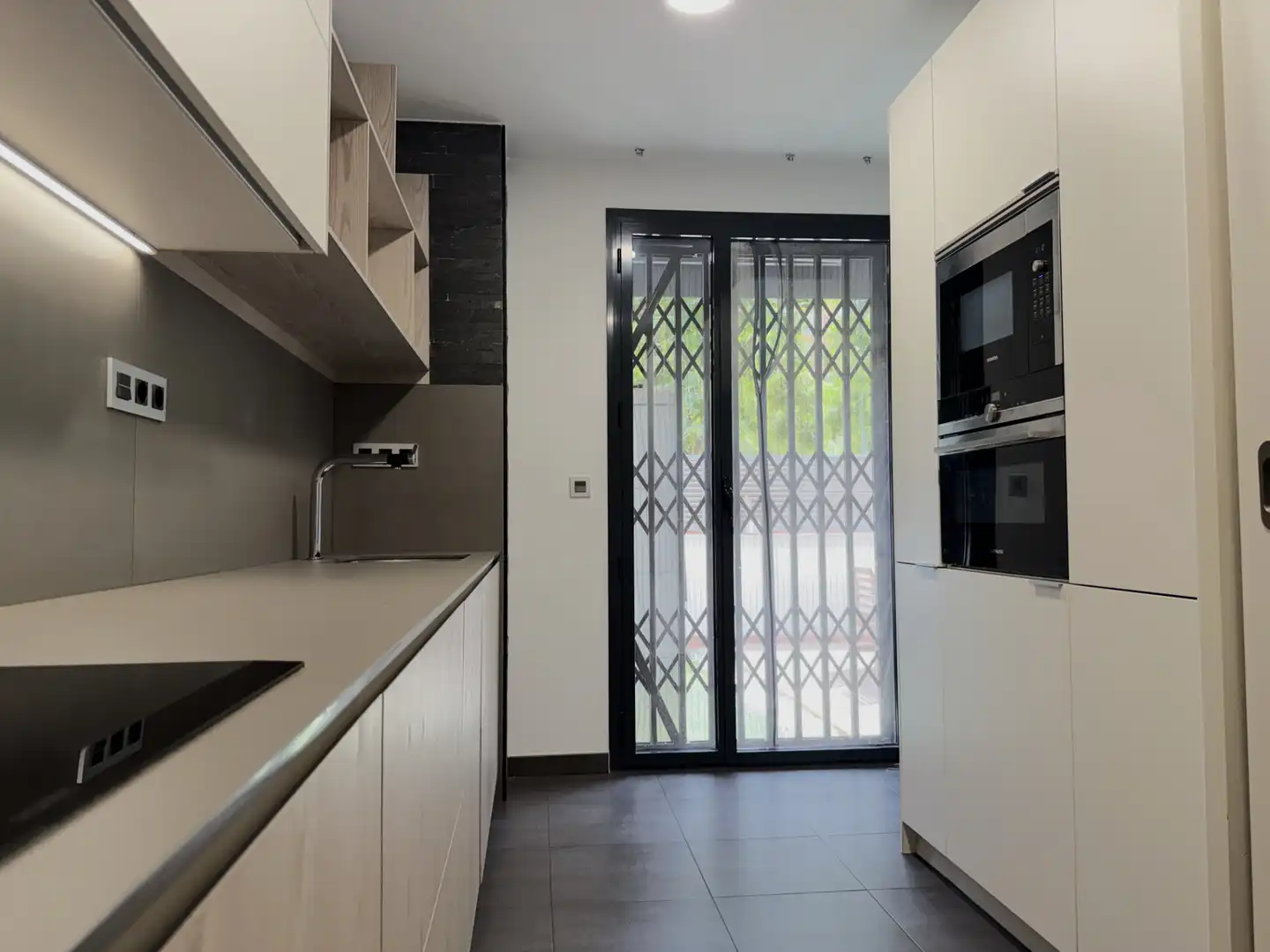 Cuina de Pis en venda en Barcelona amb Aire condicionat, Calefacció i Jardí privat